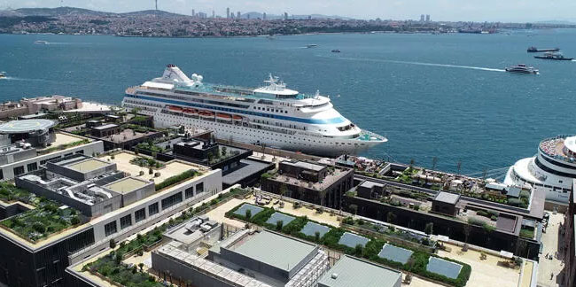 Rusya'dan yola çıkan kruvaziyer İstanbul'da
