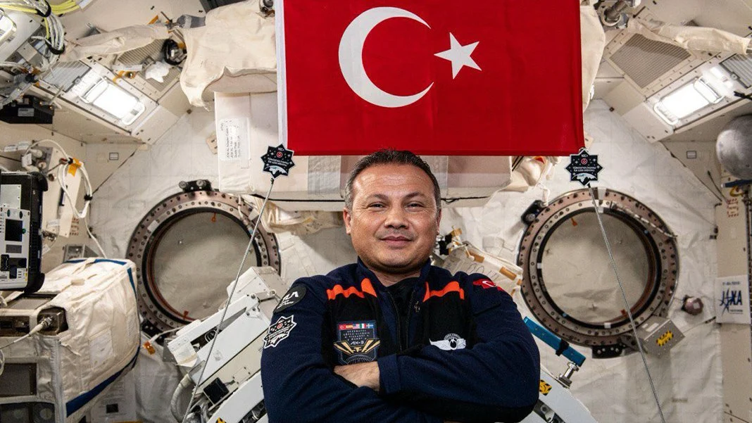 Alper Gezeravcı'dan Türk bayraklı kare