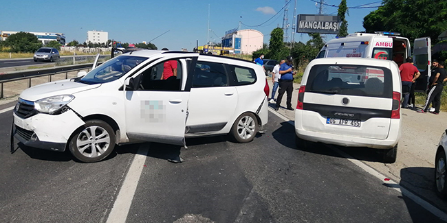 Silivri’de iki araç çarpıştı: 3 kişinin yaralandığı kaza nedeniyle E-5'te trafik kilitlendi