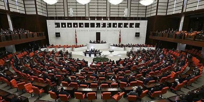 Sansür yasası AKP’yi böldü! Kilit isimler hala imzalamadı
