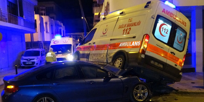 Hasta ihbarına giden ambulans otomobille çarpıştı: 5 yaralı