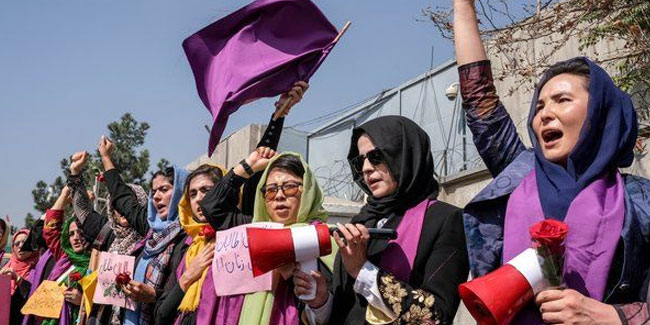 50 Afgan kadın Taliban'a başkaldırıp sokağa çıktılar