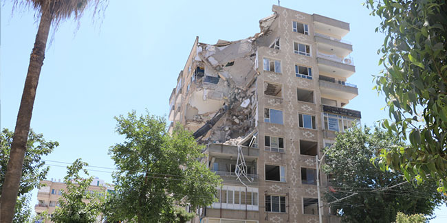 Şanlıurfa'da depremde hasar gören binalar yıkılıyor