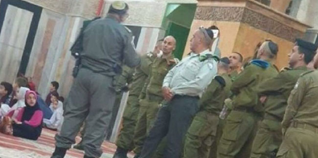 İşgalci İsrail askerlerinden camide skandal görüntüler