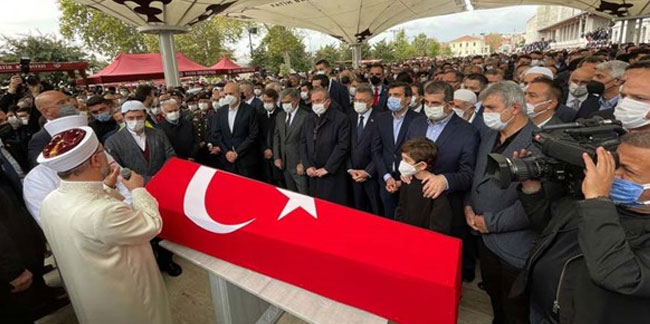 Özdemir Bayraktar Fatih Camii'nde son yolculuğuna uğurlandı