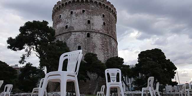 Yunanistan'da restoran ve kafe sahiplerinden "boş sandalyeli" protesto
