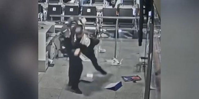 Uçağına geç kalan yolcu, havaalanını birbirine kattı