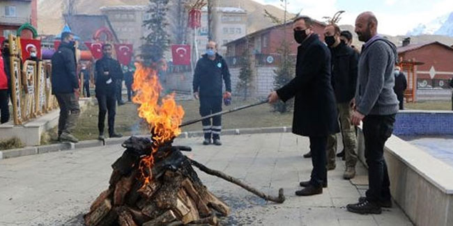 Hakkari'de nevruz ateşini Vali Akbıyık yaktı