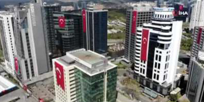  23 Nisan Çocuk Bayramı’nda gökdelenler Türk bayraklarıyla donatıldı