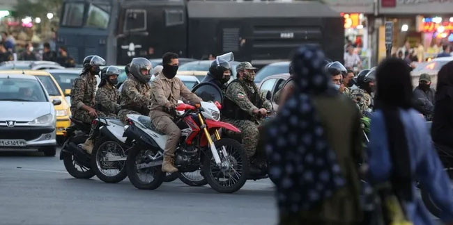İran'da başörtüsü devriyesi: Polisler uyaracak