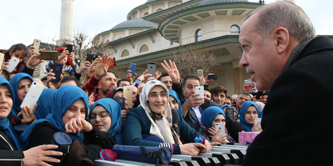 Erdoğan'a cuma namazında vatandaşlardan sevgi seli