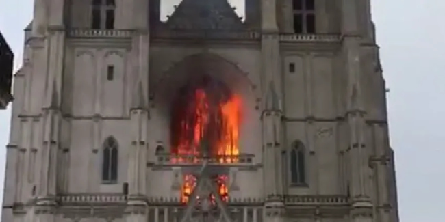 Fransa'da tarihi katedralde yangın