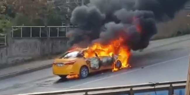 Esenyurt'ta seyir halindeki ticari taksi yandı