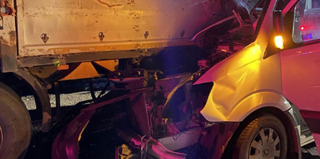 Düzce'de yolcu minibüsü tıra çarptı! 1 ölü, 20 yaralı