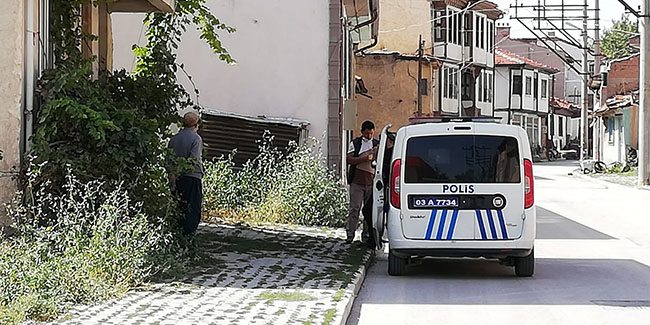 Bolvadin’de karantinadan kaçan iki şahsı polis sokakta yakaladı