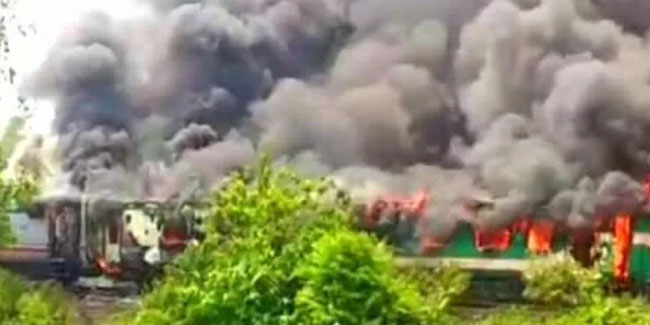 Bangladeş’te korkunç yangın! Tren alev alev yandı
