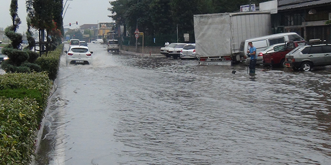 Bursa'da sağanak yağmur hayatı felç etti