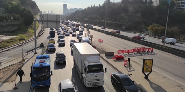 Maltepe'de D-100 kara yolu trafiğe kapatıldı