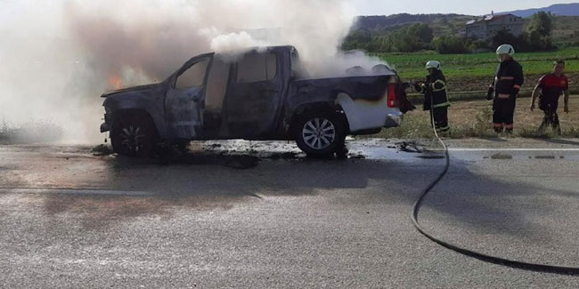 Seyir halindeki askeri araç alev alev yandı