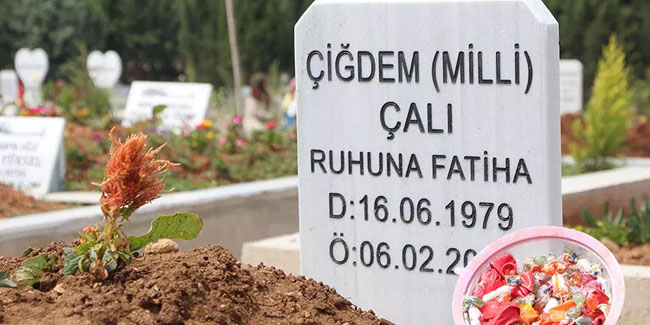 Depremde hayatını kaybedenlerin mezarına, yakınları bayram şekeri koydu