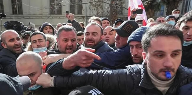 Gürcistan'da protestocular ile polis arasında arbede çıktı