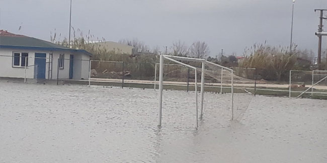 Sağanak yağmur futbol sahasını göle çevirdi