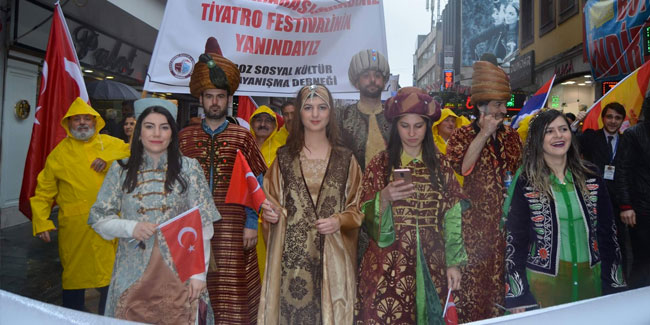 Trabzon’da Tiyatro Festivalinin açılışı yağmur altında yapıldı