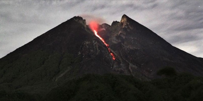 Endonezya'da Merapi Yanardağı'nda son 6 saatte 22 patlama oldu