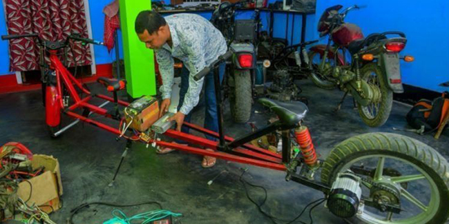  Hindistanlı tamirci sosyal mesafeli motosiklet yaptı