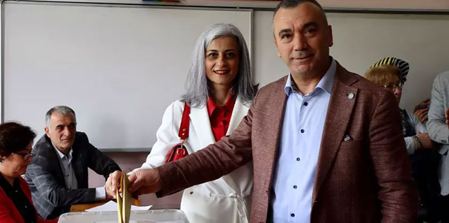 İYİ Parti Trabzon Milletvekili adayı Yavuz Aydın oyunu kullandı