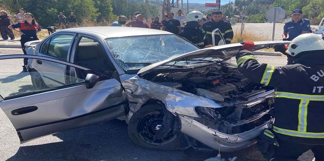 Burdur'da feci kaza! kontrolden çıkan otomobil kavşakta başka araçla çarpıştı: 3 yaralı