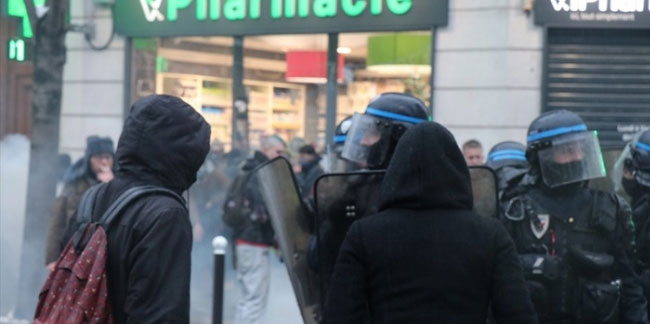 Fransızlar yine sokakta: Özgürlüklerimizi koruyun