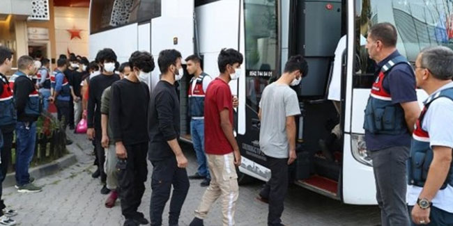 Türkiye'de 75 binden fazla göçmen sınır dışı edildi