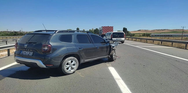 Kontrolünü kaybeden araç yol çizgisi yapan kamyona çarptı: 1 yaralı