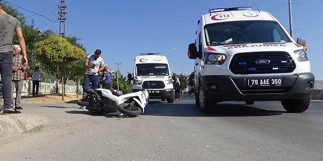 Ani fren yapan motosiklet devrildi: 3 yaralı 