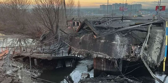 Ukrayna ordusu kendi köprüsünü vurdu! Rus askeri araçlarının...