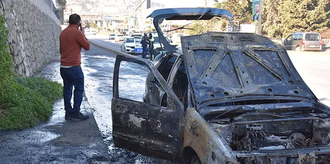 Trabzon'da seyir halindeki otomobil yandı! O anlar kameraya yansıdı