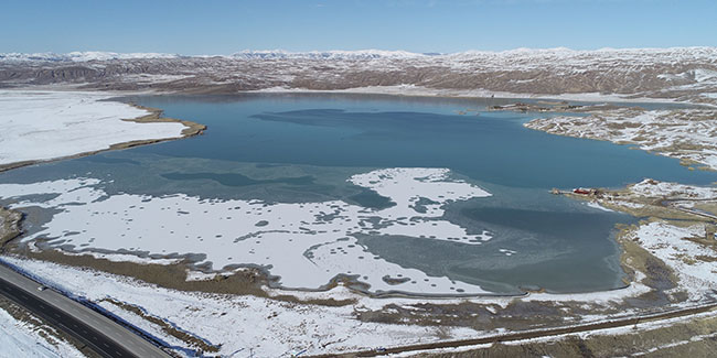Sivas'ın en büyük gölü kısmen dondu