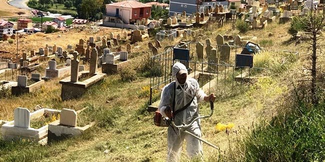 Bayburt’ta mezarlıklar bayrama hazırlanıyor
