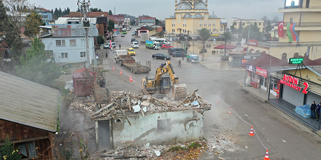 Başiskele’de kent estetiğini bozan metruk binalar yıkılıyor