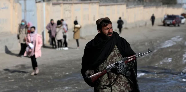Taliban işlemleri açtı, yüzlerce kişi pasaport ofisine akın etti