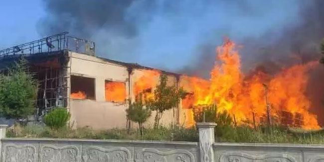 Kastamonu'da kapı fabrikası alev alev yandı
