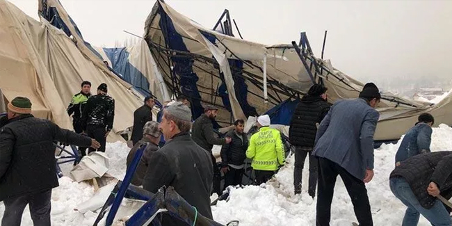 Bitlis'te halı sahanın çatısı çöktü: 4 yaralı
