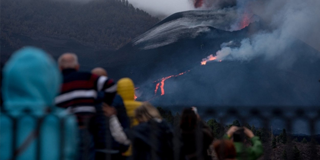 La Palma'da hala sönmeyen yanardağ uçuşları iptal ettirdi