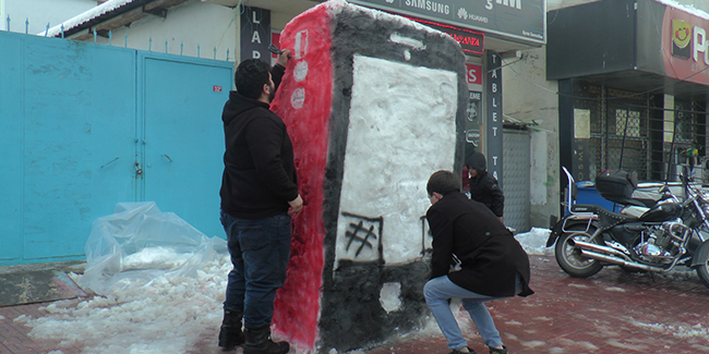 Kardan adam yerine kardan cep telefonu yaptılar