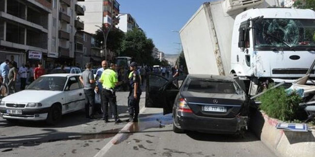 Yozgat'ta freni patlayan kamyon 8 aracı biçti! 3 yaralı