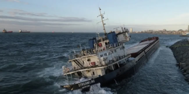 İstanbul’daki fırtına 108 metrelik gemiyi yan yatırdı