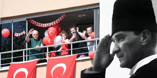 Türkiye 19:19'da balkonlardan İstiklal Marşı okudu!
