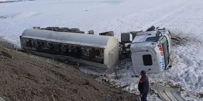 Buzlu yolda kayan tanker devrildi, görevli asker son anda kurtuldu