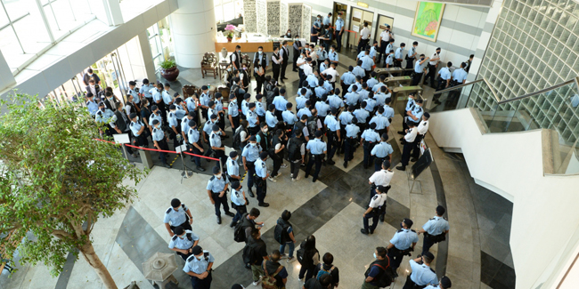 Hong Kong'da muhalif gazeteye 500 polisle baskın